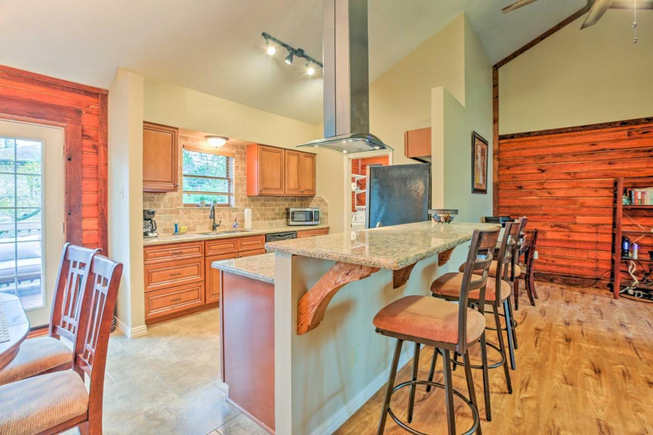Spacious Kemah Clear Lake Home With Porch And Fire Pit Luaran gambar
